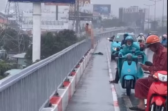 Tài xế ô tô công nghệ dừng giữa cầu Sài Gòn, nhảy xuống sông sau khi tự gây thương tích