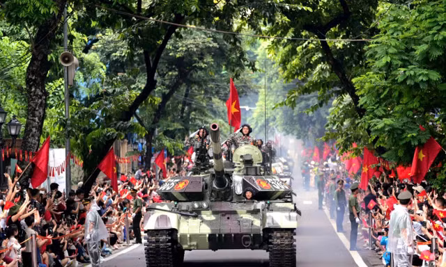 Đoàn xe bánh xích, thiết giáp hành quân trên đường phố Hà Nội