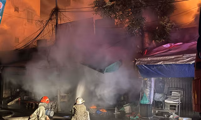 Chợ ở Hà Nội cháy dữ dội, sơ tán nhiều hộ dân, phong tỏa đường Trịnh Đình Cửu