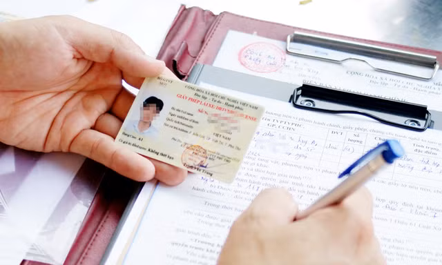 CSGT Hà Nội khuyến khích người dân đổi GPLX sang thẻ nhựa