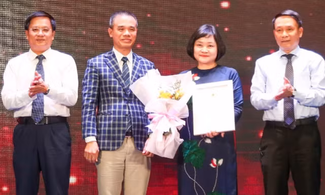 Nhiều bài dự thi viết 'Cha và con gái' rất sâu sắc, khiến người đọc rơi nước mắt
