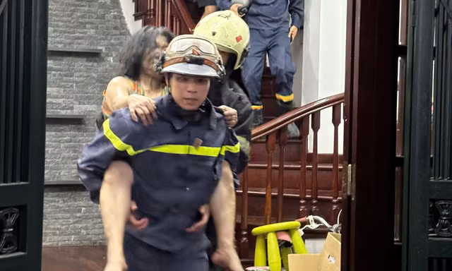 Hà Nội: Cứu 4 người mắc kẹt trong ngôi nhà bị hỏa hoạn lúc rạng sáng