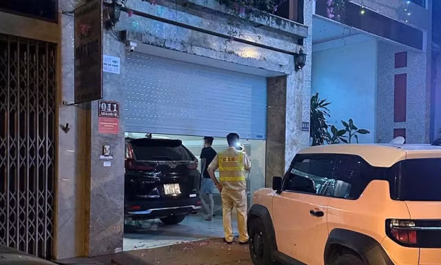 Lái xe ôtô tông trúng hai 2 người trên vỉa hè rồi rời khỏi hiện trường 