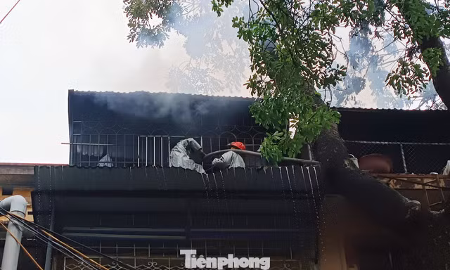 Cháy căn hộ tập thể, khói đen cuồn cuộn, người dân hoảng hốt tháo chạy
