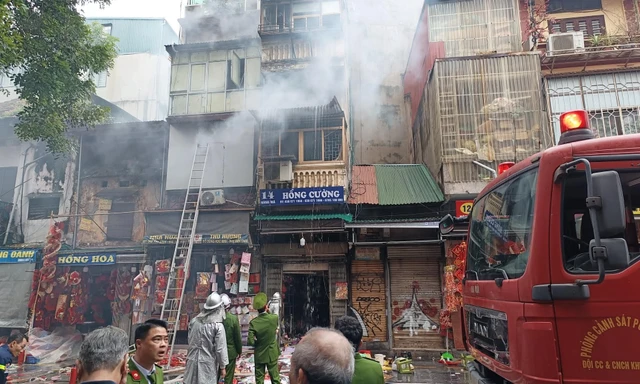 Hà Nội: Cháy nhà trên phố Hàng Mã, một người trèo ra mái hiên tầng 3 ngã xuống đường