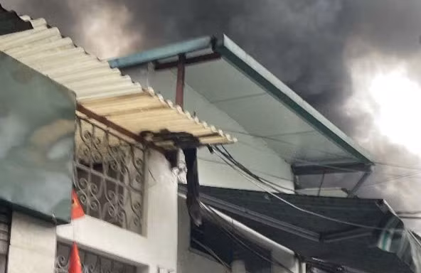 Cháy kho đông lạnh ở Hà Nội, cột khói đen cuồn cuộn