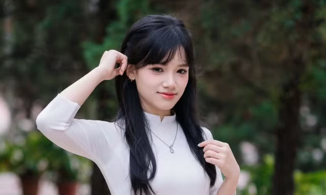 Mồ côi cha từ nhỏ, nữ sinh Điện Biên viết kỳ tích đồng thủ khoa THPT cả nước