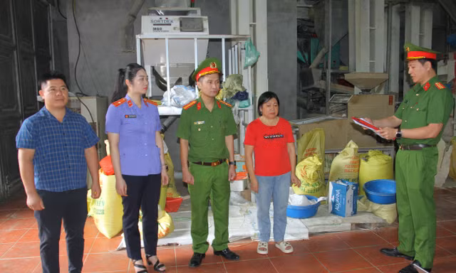Cơ quan Cảnh sát điều tra Công an tỉnh Lào Cai ra quyết định khởi tố vụ án hình sự, khởi tố 2 bị can về tội “Sản xuất, buôn bán hàng giả là lương thực”. Ảnh: Công an tỉnh Lào Cai.