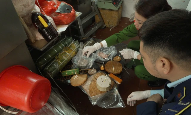 Hà Nội: Phát hiện cơ sở dùng chất cấm sản xuất 300 tấn giò chả