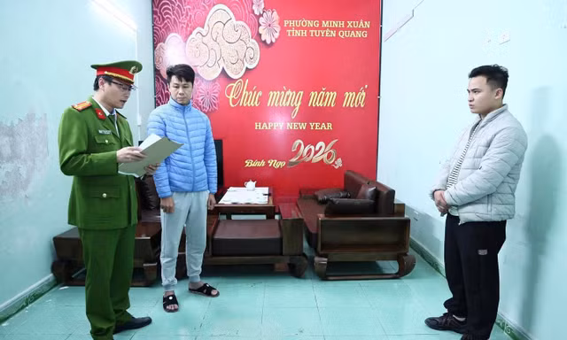 Bắt giam đối tượng kéo kính ôtô làm kẹt tay, kéo lê CSGT tại Tuyên Quang