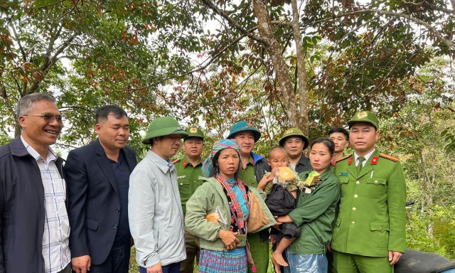 Bé trai 4 tuổi bị lạc qua đêm trong rừng