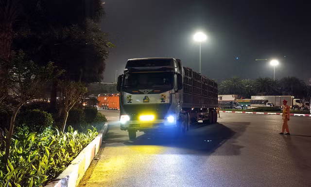 CSGT Hà Nội xuyên đêm xử phạt xe tải lắp thêm đèn, còi hơi