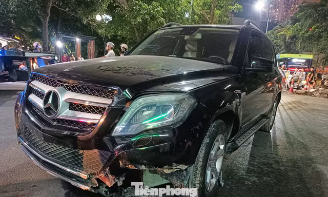 Ô tô Mercedes GLK 250 đâm liên hoàn nhiều xe máy trong khu đô thị ở Hà Nội