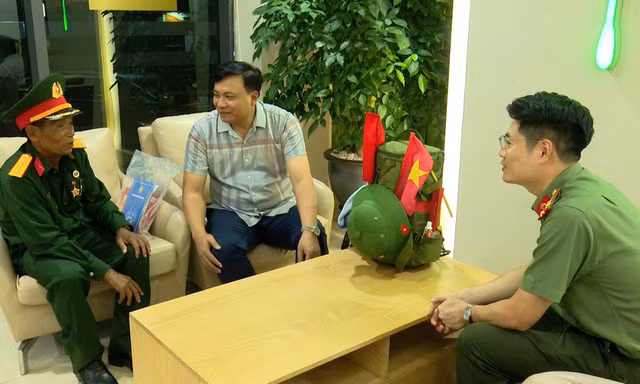 Công an Hà Nội hỗ trợ cựu chiến binh tham dự Lễ kỷ niệm 80 năm Quốc khánh