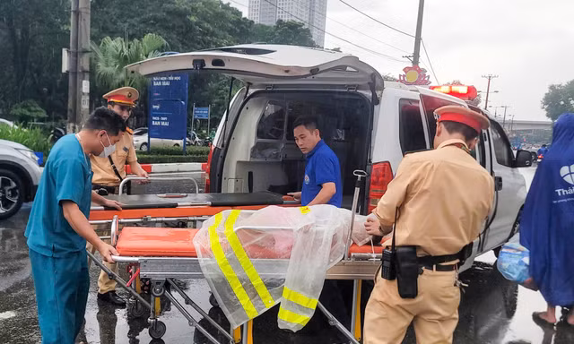 CSGT Hà Nội nhường áo mưa, giúp 2 bệnh nhi mắc bệnh hiểm nghèo 'vượt ngập' đi cấp cứu