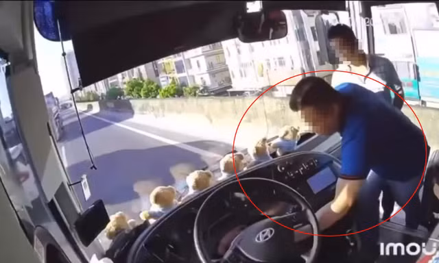 Mâu thuẫn ở đường Vành đai 3 trên cao, một người đàn ông lao lên xe khách rút chìa khóa rồi bỏ đi