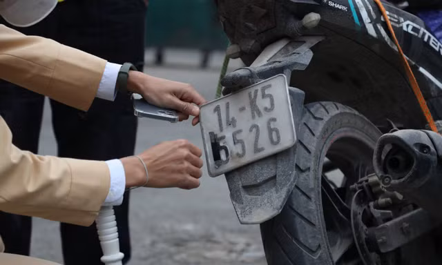 Hà Nội: Cảnh sát xử lý nhiều tài xế che biển số để 'qua mặt' camera AI