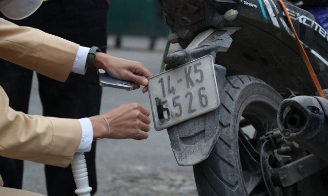 Hà Nội: Cảnh sát xử lý nhiều tài xế che biển số để 'qua mặt' camera AI