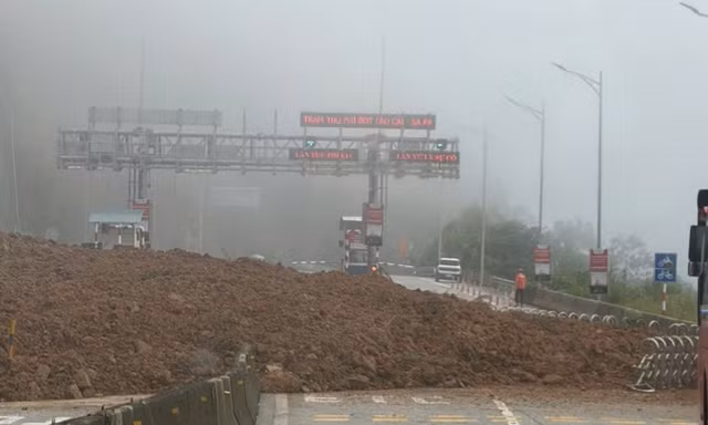 Mưa lớn gây sạt lở trên Quốc lộ 4D, đường lên Sa Pa ùn tắc