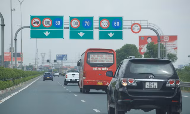 Ngày đầu xử phạt xe tải đi làn 1 cao tốc: CSGT hóa trang tuần tra song chưa phát hiện xe vi phạm
