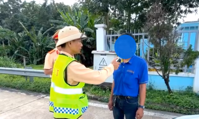 Phát hiện tài xế vi phạm nồng độ cồn kịch khung, CSGT lập tức điều xe khác chở 45 khách du lịch