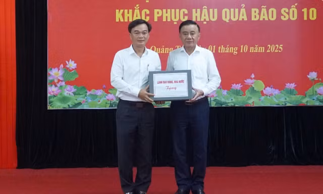 Thường trực Ban Bí thư Trần Cẩm Tú trao hỗ trợ của Đảng, Nhà nước giúp Quảng Trị khắc phục hậu quả bão số 10 