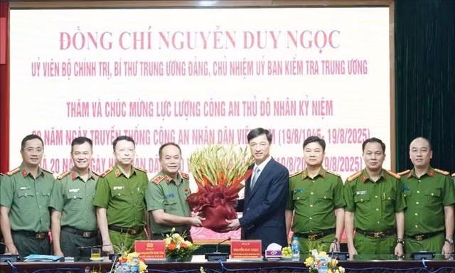 Chủ nhiệm Ủy ban Kiểm tra Trung ương Nguyễn Duy Ngọc thăm và chúc mừng Công an Thủ đô