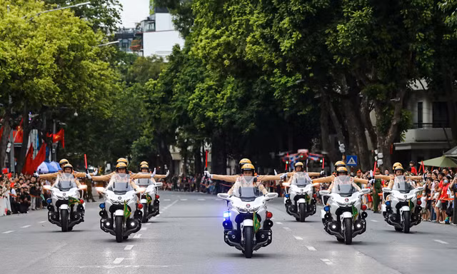 Hàng nghìn người dân háo hức xem biểu diễn dẫn đoàn, đội hình mô tô hộ tống ở hồ Hoàn Kiếm
