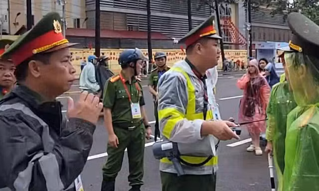 Công an phường Ba Đình xử lý 5 trường hợp 'bán chỗ' xem diễu binh, diễu hành