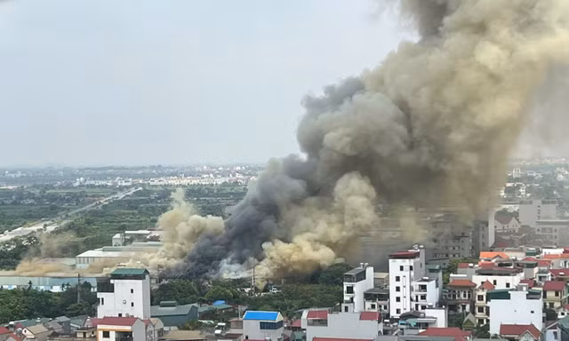 Khói đen cuồn cuộn bốc lên từ kho xưởng ở Hà Nội
