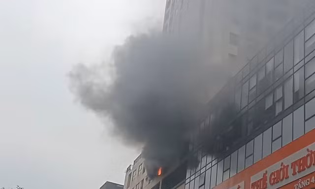 Hà Nội: Cháy chung cư phố Vương Thừa Vũ, người dân tháo chạy từ tầng 19