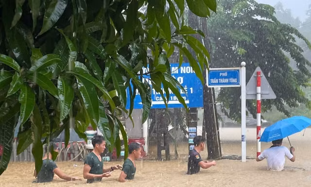 CLIP: Mưa lớn ở Lào Cai, có nơi nước ngập ngang người