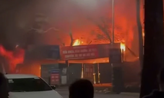 Cửa hàng sửa xe ở Hà Nội bốc cháy ngùn ngụt trong đêm