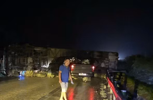 Xe khách lật trên cao tốc Nội Bài - Lào Cai, 5 người bị thương