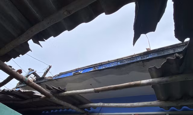 Nửa đêm sét đánh vỡ mái nhà dân trên đảo Cù Lao Xanh