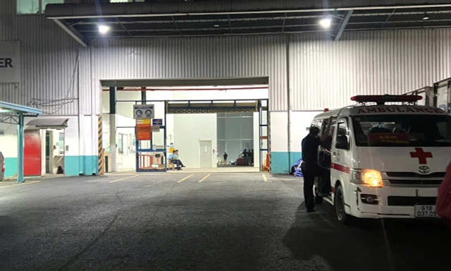 Sập trần nhà kho ở TP.HCM, 4 người rơi từ độ cao 10m