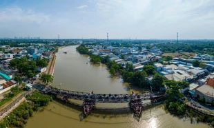 Nhìn lại cầu sắt hơn 50 năm tuổi, đi phải 'canh lượt tránh nhau' ở TPHCM