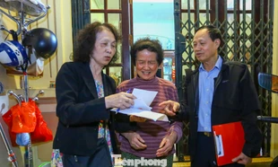 Cán bộ Hà Nội xuyên đêm rà soát danh sách, phát thẻ cử tri tận tay người dân