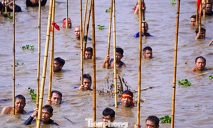 Hàng nghìn người vây kín bờ sông Tích xem trai làng 'dàn trận' bắt cá