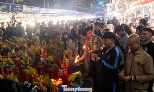 Dòng người đổ về phủ Tây Hồ lúc rạng sáng