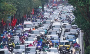 Sáng đầu tuần mưa rét, người Hà Nội 'chôn chân' trên nhiều tuyến đường