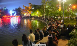 Bạn trẻ mang theo đồ ăn, xếp hàng 'xí chỗ' chờ xem pháo hoa