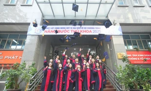 Nâng bước Thủ khoa tại Hà Nội: Hành trình của những giọt nước mắt hạnh phúc