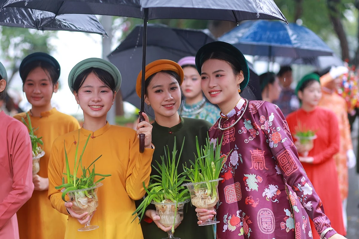 Việt Phục Bách Hoa Bộ Hành Rực Rỡ Giữa Phố Cổ Hà Nội Dịp Cận Tết 2026
