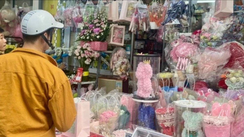Valentine 2026 Trùng Tết: Hoa Tươi Vắng Khách, Người Trẻ Ưu Tiên Chi Tiêu Cho Gia Đình
