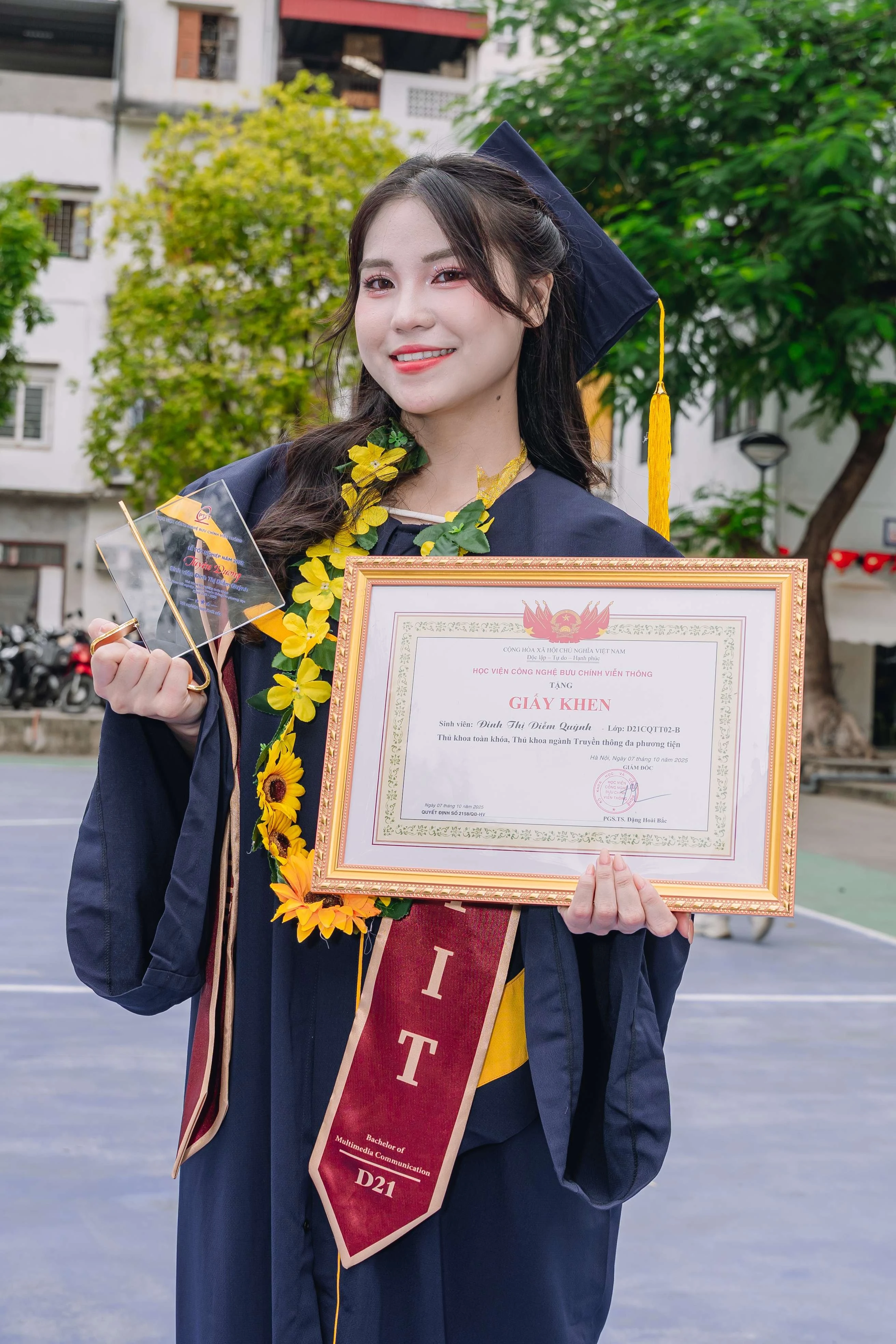 Thủ khoa Đinh Thị Diễm Quỳnh: Chọn bán đào Tết thay vì văn phòng hiện đại