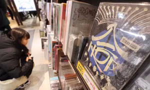 K-pop thúc đẩy doanh số album bằng các sản phẩm phụ kiện phong cách sống 