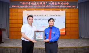 Anh Nguyễn Thái An - Ủy viên Ban Thường vụ T.Ư Đoàn, Phó trưởng Ban Công tác Đoàn, tặng quà lưu niệm tại chương trình đối thoại Ảnh: L.T