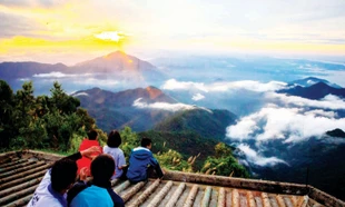 Du khách trải nghiệm săn mây, ngắm bình minh, nghe chim hót trên đỉnh Bạch Mã Ảnh: VQGBM