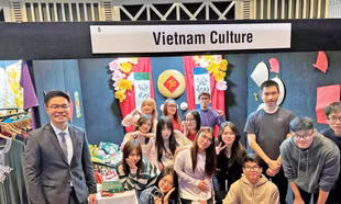 TS Huỳnh Minh Anh (đứng ngoài cùng bên trái) và các bạn trong Hội SVVN tại bang Queensland trang trí và tổ chức các hoạt động triển lãm văn hóa tại Hội trường thành phố Brisbane tháng 8/2024